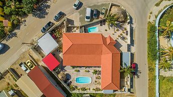 Poolside 1-bed Near Palm Beach