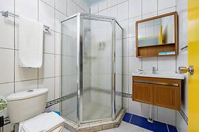 Poolside 1-bed Near Palm Beach