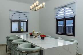 Tides Villa 4BR Private Pool Walk to the Beach