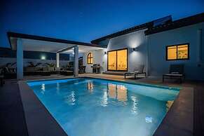 Tides Villa 4BR Private Pool Walk to the Beach