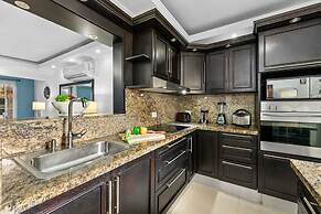 Urban 5BR Private Pool Getaway 10 Min- Bch