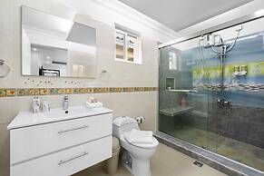 Urban 5BR Private Pool Getaway 10 Min- Bch