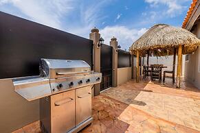Urban 5BR Private Pool Getaway 10 Min- Bch