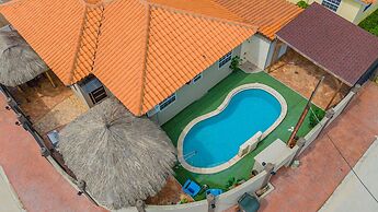 Urban 5BR Private Pool Getaway 10 Min- Bch