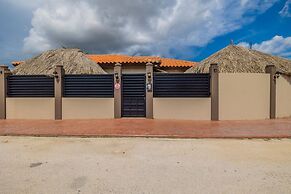 Urban 5BR Private Pool Getaway 10 Min- Bch