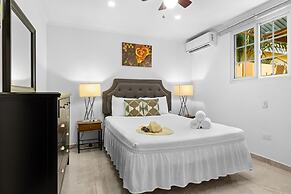 Urban 5BR Private Pool Getaway 10 Min- Bch