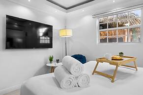 Urban 5BR Private Pool Getaway 10 Min- Bch