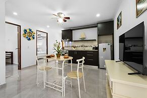 Urban 5BR Private Pool Getaway 10 Min- Bch