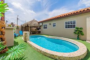 Urban 5BR Private Pool Getaway 10 Min- Bch