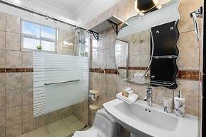 Urban 5BR Private Pool Getaway 10 Min- Bch