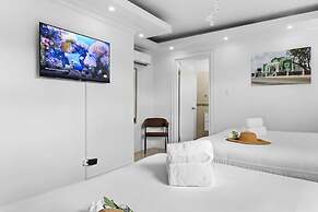 Urban 5BR Private Pool Getaway 10 Min- Bch