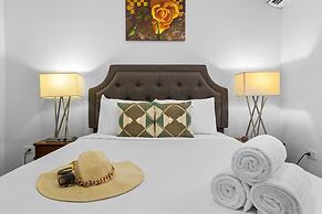 Urban 5BR Private Pool Getaway 10 Min- Bch