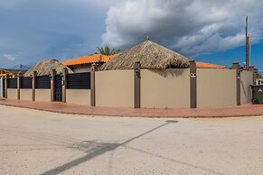 Urban 5BR Private Pool Getaway 10 Min- Bch