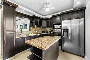 Urban 5BR Private Pool Getaway 10 Min- Bch