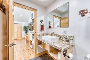 Cottage Like Suite With Private Hot Tub