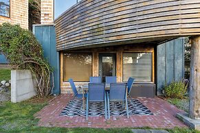 Deck Views, Fire Pit, Pool, 3 Mins to Beach Madrona Tree Retreat by Av