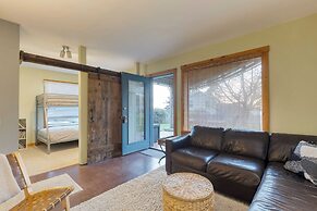 Deck Views, Fire Pit, Pool, 3 Mins to Beach Madrona Tree Retreat by Av