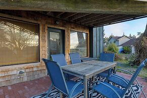 Deck Views, Fire Pit, Pool, 3 Mins to Beach Madrona Tree Retreat by Av