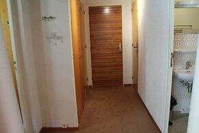 Rhododendrons Rd507 Center & View 6 Pers