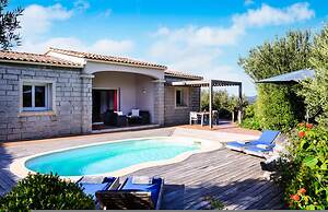 Villa Amelie With 2 Bedrooms and 2 Bathrooms