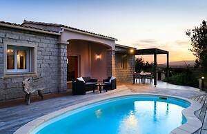 Villa Amelie With 2 Bedrooms and 2 Bathrooms