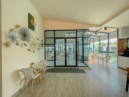 Boathouse Boutique Riverside
