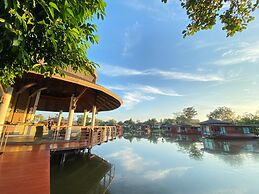 Boathouse Boutique Riverside