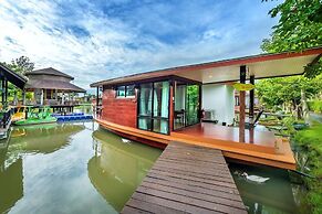 Boathouse Boutique Riverside