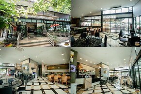 Boathouse Boutique Riverside