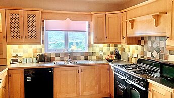 Overlooking Carlingford Lough Modern and Spacious!