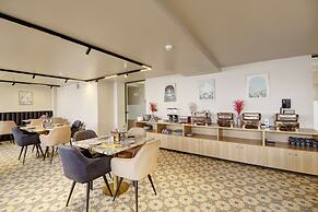 Saltstayz Premier - Near Golf Course Road & Sector 57