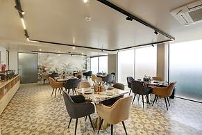 Saltstayz Premier - Near Golf Course Road & Sector 57