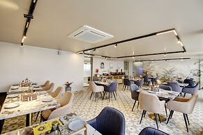 Saltstayz Premier - Near Golf Course Road & Sector 57