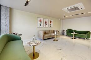 Saltstayz Premier - Near Golf Course Road & Sector 57