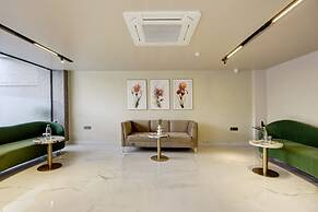 Saltstayz Premier - Near Golf Course Road & Sector 57