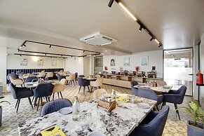 Saltstayz Premier - Near Golf Course Road & Sector 57