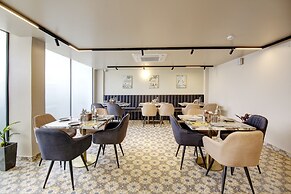 Saltstayz Premier - Near Golf Course Road & Sector 57