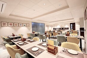 Saltstayz Premier – Golf Course Road & Sector 42