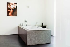 Lanaken Retreat Pool Jacuzzi and Sauna