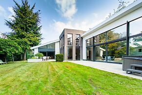 Lanaken Retreat Pool Jacuzzi and Sauna