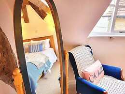 Host Stay Gwenelin Cottage