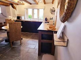 Host Stay Gwenelin Cottage