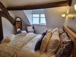 Host Stay Gwenelin Cottage