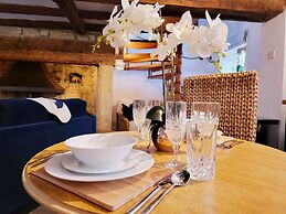 Host Stay Gwenelin Cottage