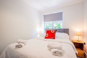 Host Stay Croydon Road Apartment