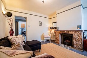 Host Stay Over the Bridge Cottage