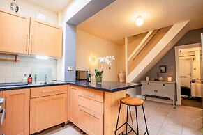 Host Stay Over the Bridge Cottage