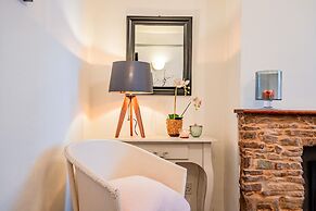 Host Stay Over the Bridge Cottage