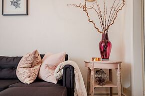 Host Stay Over the Bridge Cottage