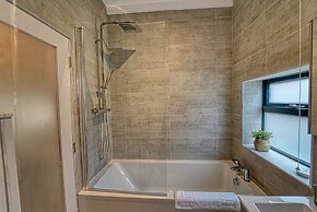 Host Stay Barton Road House